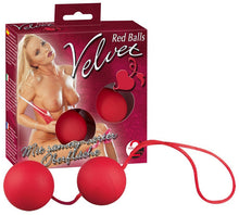 Lade das Bild in den Galerie-Viewer, Velvet Red Balls
